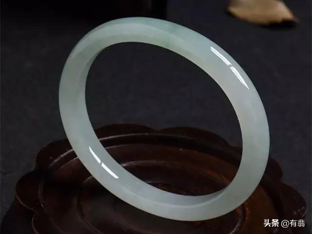 翡翠手镯的款式和图片的简单介绍-第5张图片-翡翠网 翡翠手镯的款式和图片的简单介绍-第5张图片-翡翠网