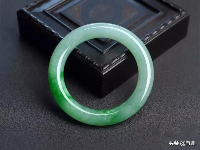 翡翠手镯的款式和图片的简单介绍-第13张图片-翡翠网 翡翠手镯的款式和图片的简单介绍-第13张图片-翡翠网