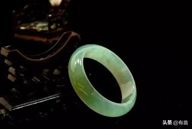 翡翠手镯的款式和图片的简单介绍-第16张图片-翡翠网 翡翠手镯的款式和图片的简单介绍-第16张图片-翡翠网
