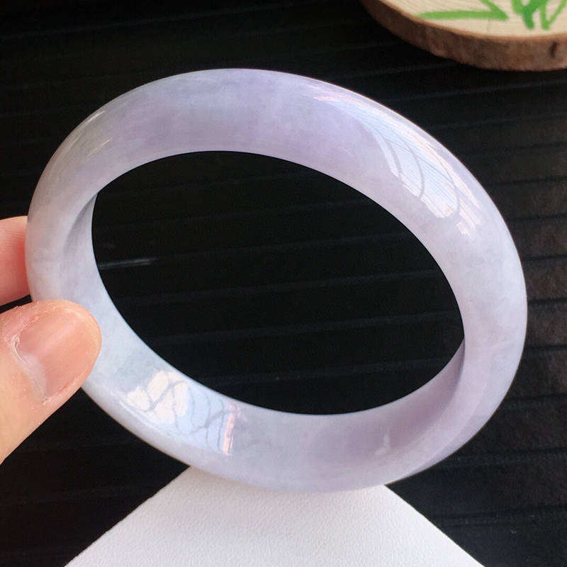 带黑色的糯种翡翠手镯的简单介绍-第1张图片-翡翠网 带黑色的糯种翡翠手镯的简单介绍-第1张图片-翡翠网