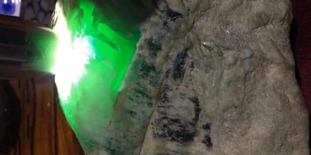 包含翡翠木那原石皮色特点的词条-第3张图片-翡翠网 包含翡翠木那原石皮色特点的词条-第3张图片-翡翠网