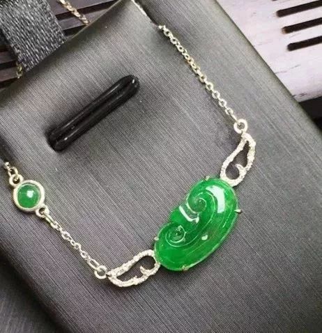 翡翠手镯佩戴者福气,手镯千万别戴在左手上-第1张图片-翡翠网 翡翠手镯佩戴者福气,手镯千万别戴在左手上-第1张图片-翡翠网