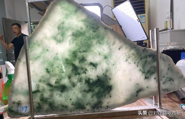 翡翠手镯陈列图的简单介绍-第6张图片-翡翠网 翡翠手镯陈列图的简单介绍-第6张图片-翡翠网