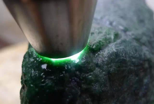 龙肯翡翠原石特征的简单介绍-第1张图片-翡翠网 龙肯翡翠原石特征的简单介绍-第1张图片-翡翠网