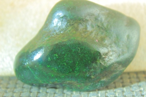 龙肯翡翠原石特征的简单介绍-第2张图片-翡翠网 龙肯翡翠原石特征的简单介绍-第2张图片-翡翠网