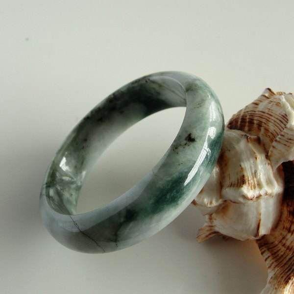 一千元的翡翠手镯有什么好的简单介绍-第1张图片-翡翠网 一千元的翡翠手镯有什么好的简单介绍-第1张图片-翡翠网