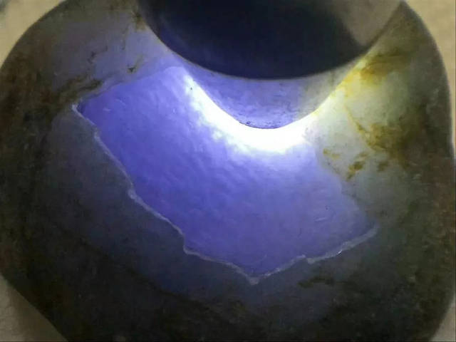 紫罗兰牌子的翡翠原石的简单介绍-第1张图片-翡翠网 紫罗兰牌子的翡翠原石的简单介绍-第1张图片-翡翠网