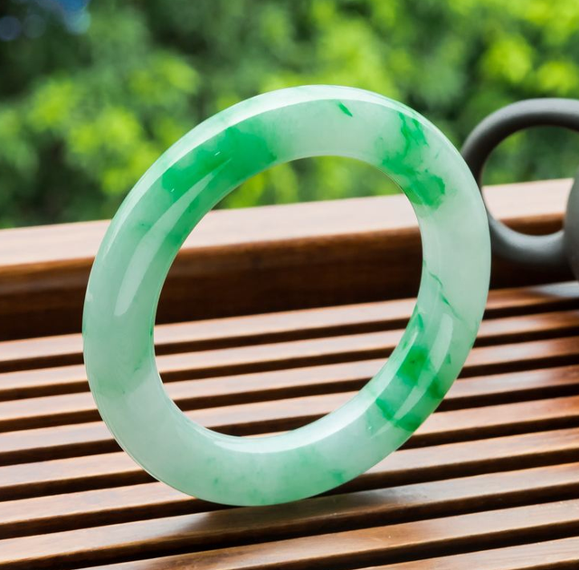 糯种翡翠手镯能养透吗的简单介绍-第1张图片-翡翠网 糯种翡翠手镯能养透吗的简单介绍-第1张图片-翡翠网