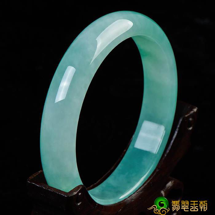 梦到戴翡翠手镯磕碎了,银手镯断了预示着什么-第1张图片-翡翠网 梦到戴翡翠手镯磕碎了,银手镯断了预示着什么-第1张图片-翡翠网