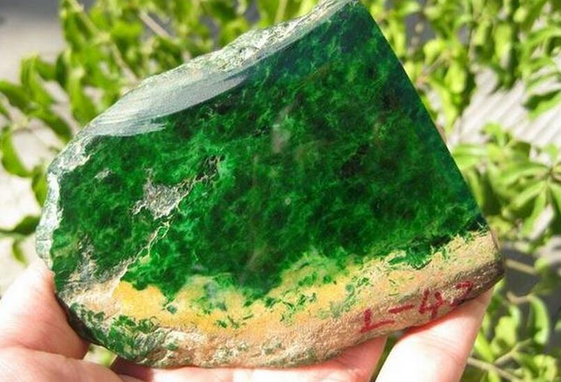 翡翠原石色知识大全的简单介绍-第1张图片-翡翠网 翡翠原石色知识大全的简单介绍-第1张图片-翡翠网