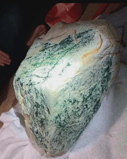 关于开封玉器翡翠原石网购的信息-第1张图片-翡翠网 关于开封玉器翡翠原石网购的信息-第1张图片-翡翠网