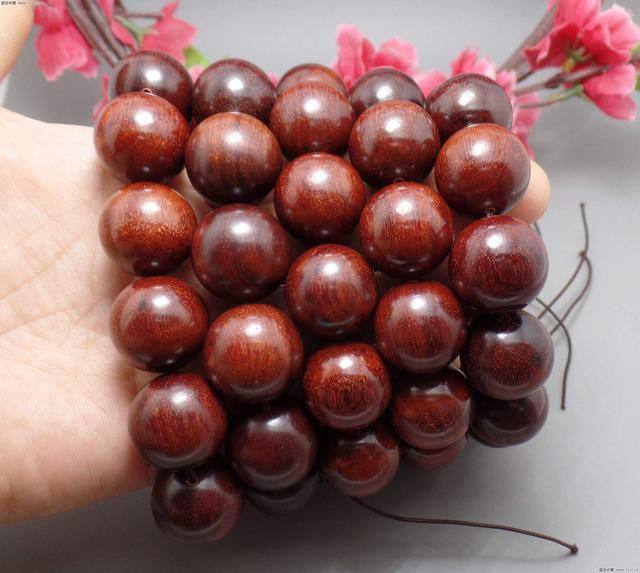 翡翠手镯发黏的简单介绍-第2张图片-翡翠网 翡翠手镯发黏的简单介绍-第2张图片-翡翠网