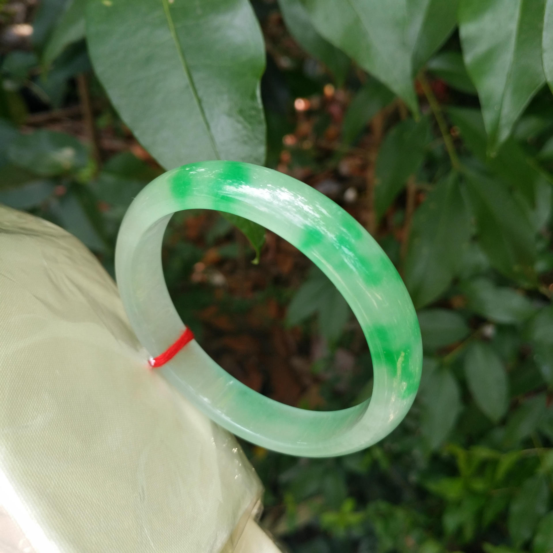 翡翠手镯有绿色怎么回事的简单介绍-第2张图片-翡翠网 翡翠手镯有绿色怎么回事的简单介绍-第2张图片-翡翠网