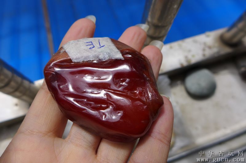 翡翠原石褐红色雾层的简单介绍-第1张图片-翡翠网 翡翠原石褐红色雾层的简单介绍-第1张图片-翡翠网