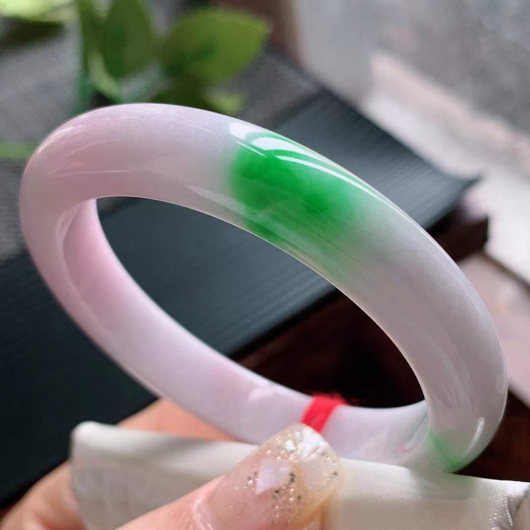 带紫带绿的翡翠手镯的简单介绍-第1张图片-翡翠网 带紫带绿的翡翠手镯的简单介绍-第1张图片-翡翠网