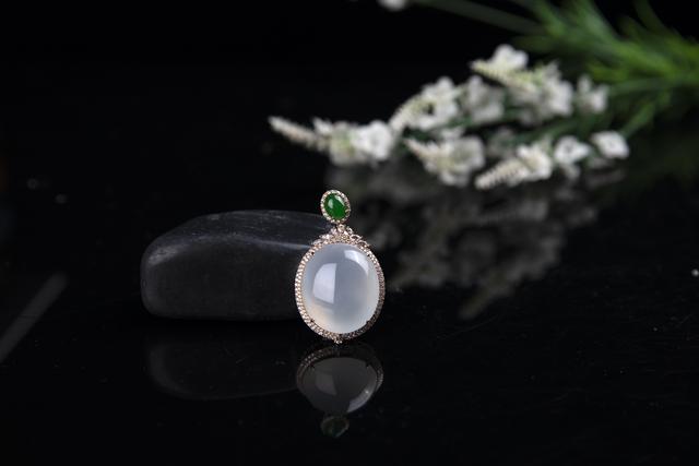 关于翡翠手镯上面有气泡咋回事的信息-第6张图片-翡翠网 关于翡翠手镯上面有气泡咋回事的信息-第6张图片-翡翠网