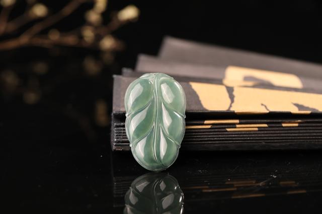 关于翡翠手镯上面有气泡咋回事的信息-第7张图片-翡翠网 关于翡翠手镯上面有气泡咋回事的信息-第7张图片-翡翠网