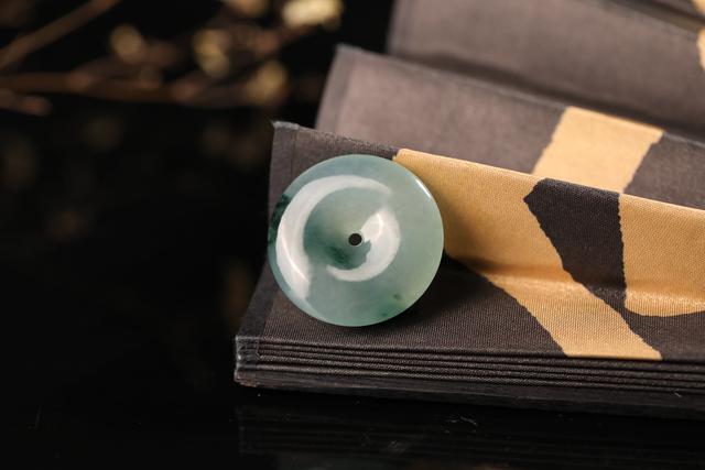 关于翡翠手镯上面有气泡咋回事的信息-第8张图片-翡翠网 关于翡翠手镯上面有气泡咋回事的信息-第8张图片-翡翠网