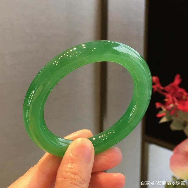 冰种满绿翡翠手镯的简单介绍-第1张图片-翡翠网 冰种满绿翡翠手镯的简单介绍-第1张图片-翡翠网