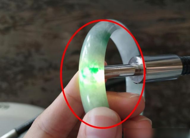 优惠的翡翠手镯,翡翠手镯造假-第2张图片-翡翠网 优惠的翡翠手镯,翡翠手镯造假-第2张图片-翡翠网