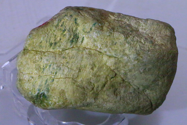 翡翠原石外面有像冰渣表现翡翠冰渣料不值钱吗-第1张图片-翡翠网 翡翠原石外面有像冰渣表现翡翠冰渣料不值钱吗-第1张图片-翡翠网