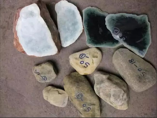 挖翡翠原石的缅甸工人的简单介绍-第1张图片-翡翠网 挖翡翠原石的缅甸工人的简单介绍-第1张图片-翡翠网