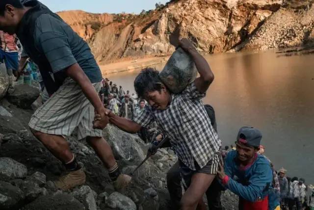 挖翡翠原石的缅甸工人的简单介绍-第2张图片-翡翠网 挖翡翠原石的缅甸工人的简单介绍-第2张图片-翡翠网