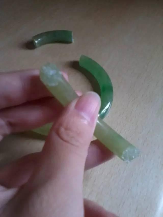 翡翠手镯要放土里么的简单介绍-第1张图片-翡翠网 翡翠手镯要放土里么的简单介绍-第1张图片-翡翠网