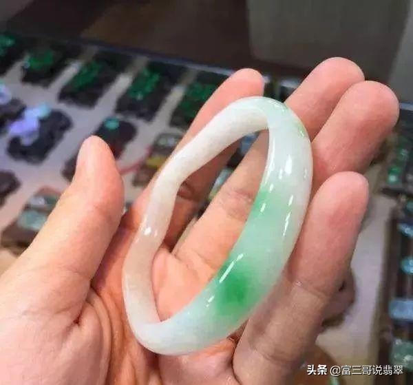 翡翠手镯品种图片的简单介绍-第2张图片-翡翠网 翡翠手镯品种图片的简单介绍-第2张图片-翡翠网