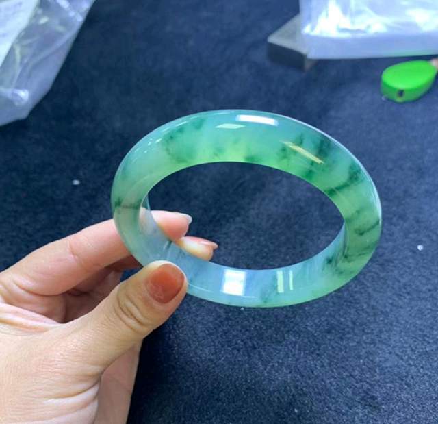 武汉哪里买翡翠手镯的简单介绍-第1张图片-翡翠网 武汉哪里买翡翠手镯的简单介绍-第1张图片-翡翠网