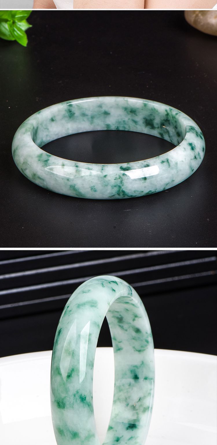 糯种豆绿翡翠手镯的简单介绍-第1张图片-翡翠网 糯种豆绿翡翠手镯的简单介绍-第1张图片-翡翠网