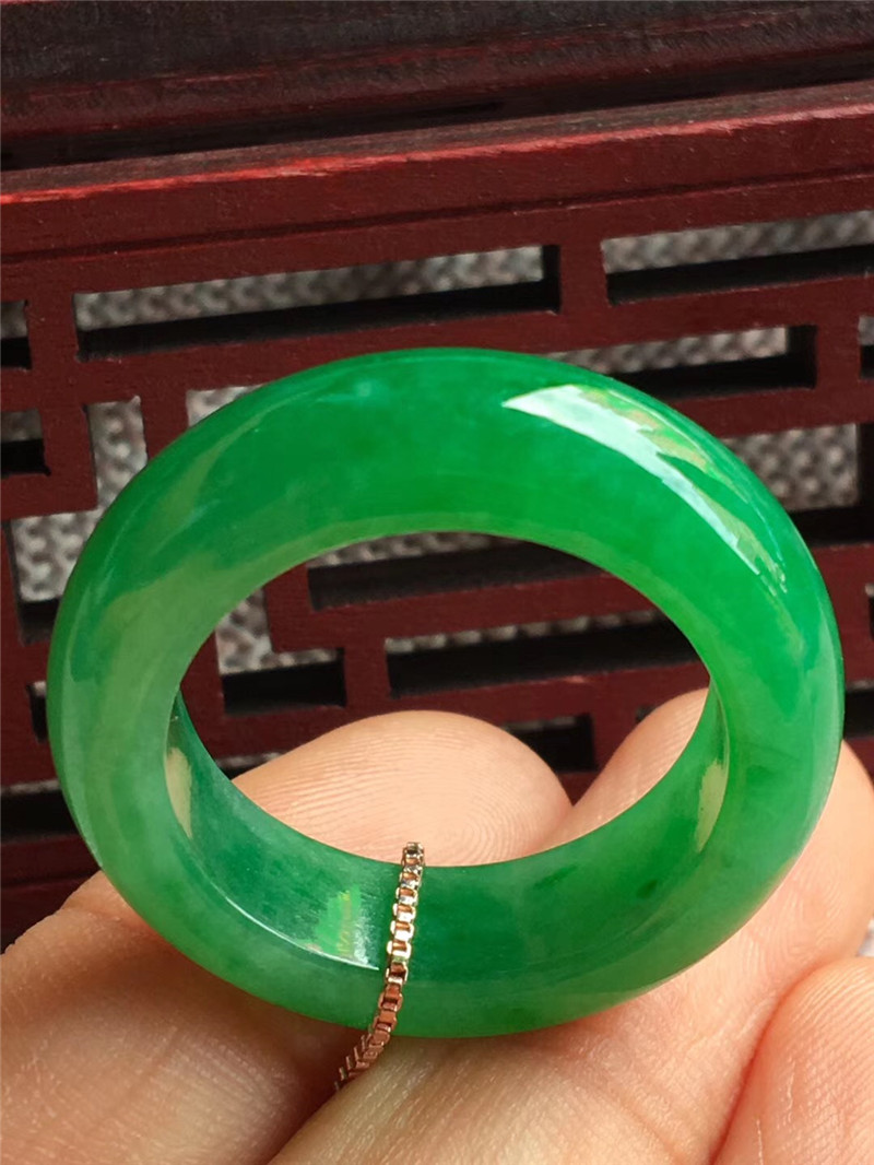 辣绿翡翠价格多少的简单介绍-第2张图片-翡翠网 辣绿翡翠价格多少的简单介绍-第2张图片-翡翠网