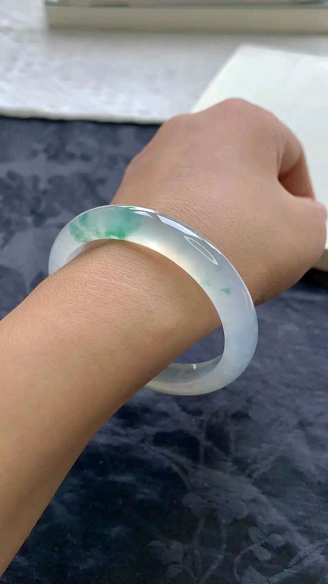 翡翠手镯粘玻璃渣怎么处理,玉镯修复-第1张图片-翡翠网 翡翠手镯粘玻璃渣怎么处理,玉镯修复-第1张图片-翡翠网