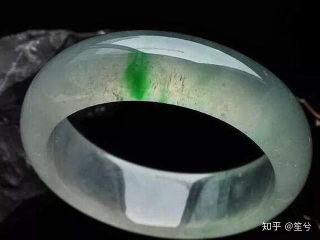 翡翠手镯店讲翡翠手镯-第1张图片-翡翠网 翡翠手镯店讲翡翠手镯-第1张图片-翡翠网