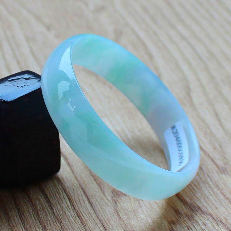 翡翠手镯薄的简单介绍-第1张图片-翡翠网 翡翠手镯薄的简单介绍-第1张图片-翡翠网