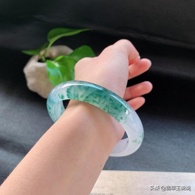 翡翠手镯 保养的简单介绍-第6张图片-翡翠网 翡翠手镯 保养的简单介绍-第6张图片-翡翠网