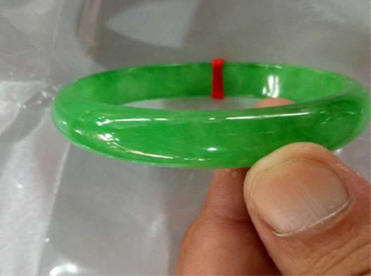 翡翠蓝色和绿色,翡翠手镯浅绿和浅蓝-第1张图片-翡翠网 翡翠蓝色和绿色,翡翠手镯浅绿和浅蓝-第1张图片-翡翠网