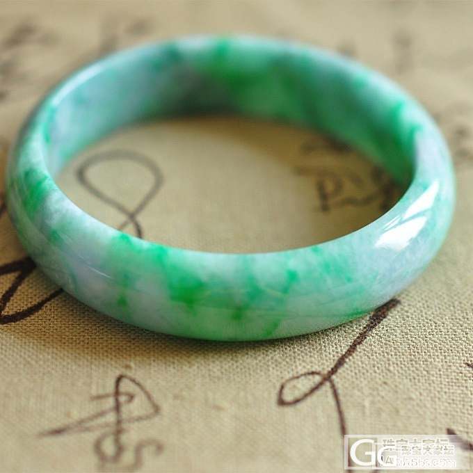 翡翠镯子会越戴越透吗翡翠手镯越戴越绿说明什么-第1张图片-翡翠网 翡翠镯子会越戴越透吗翡翠手镯越戴越绿说明什么-第1张图片-翡翠网