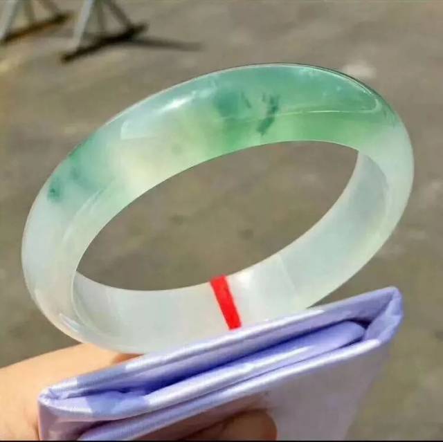 翡翠镯子会越戴越透吗翡翠手镯越戴越绿说明什么-第2张图片-翡翠网 翡翠镯子会越戴越透吗翡翠手镯越戴越绿说明什么-第2张图片-翡翠网