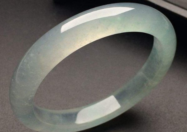 用水养玉正确方法,翡翠手镯用水泡的好处-第1张图片-翡翠网 用水养玉正确方法,翡翠手镯用水泡的好处-第1张图片-翡翠网