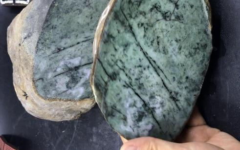 帝王绿的翡翠原石长什么样的简单介绍-第1张图片-翡翠网 帝王绿的翡翠原石长什么样的简单介绍-第1张图片-翡翠网