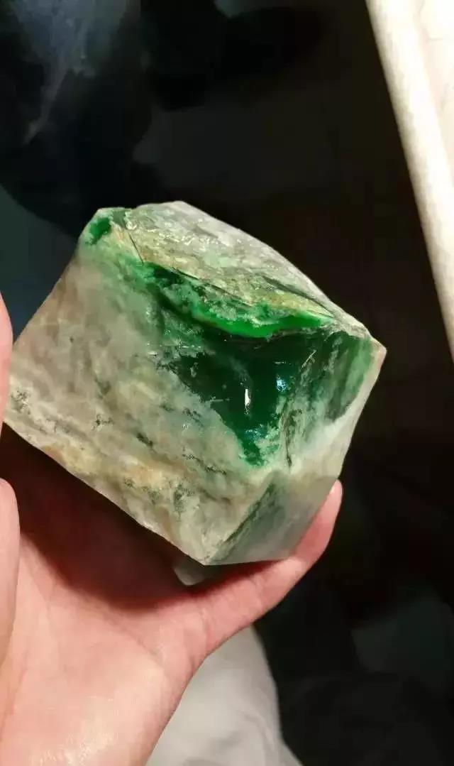 帝王绿的翡翠原石长什么样的简单介绍-第2张图片-翡翠网 帝王绿的翡翠原石长什么样的简单介绍-第2张图片-翡翠网