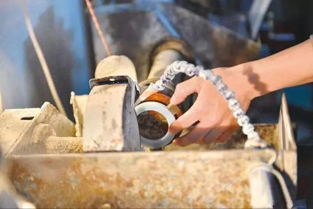 翡翠手镯制作图片的简单介绍-第10张图片-翡翠网 翡翠手镯制作图片的简单介绍-第10张图片-翡翠网