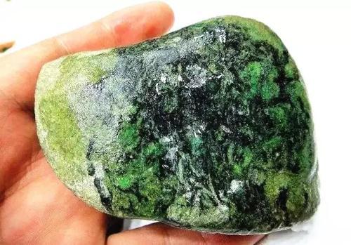 翡翠原石癣怎么形成的简单介绍-第1张图片-翡翠网 翡翠原石癣怎么形成的简单介绍-第1张图片-翡翠网