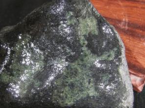 翡翠原石癣怎么形成的简单介绍-第4张图片-翡翠网 翡翠原石癣怎么形成的简单介绍-第4张图片-翡翠网