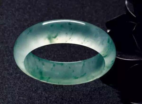 翡翠吊坠挑选口诀的简单介绍-第2张图片-翡翠网 翡翠吊坠挑选口诀的简单介绍-第2张图片-翡翠网