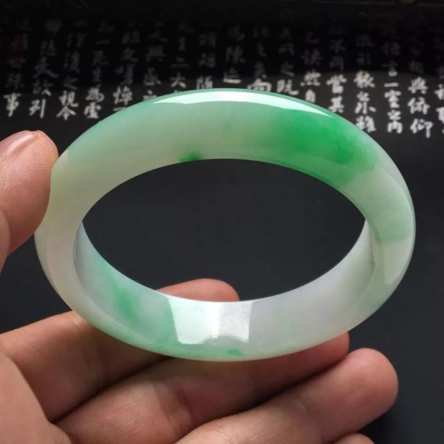 翡翠吊坠挑选口诀的简单介绍-第5张图片-翡翠网 翡翠吊坠挑选口诀的简单介绍-第5张图片-翡翠网