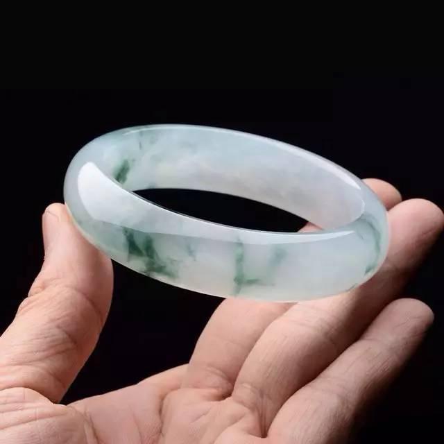 翡翠吊坠挑选口诀的简单介绍-第6张图片-翡翠网 翡翠吊坠挑选口诀的简单介绍-第6张图片-翡翠网