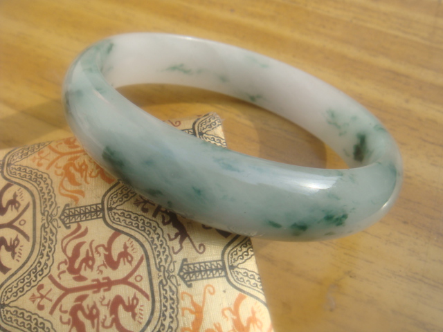 包含翡翠手镯是白色的的词条-第2张图片-翡翠网 包含翡翠手镯是白色的的词条-第2张图片-翡翠网