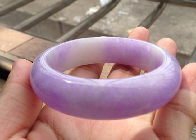 蓝紫色翡翠手镯值钱吗,紫色的翡翠手镯-第2张图片-翡翠网 蓝紫色翡翠手镯值钱吗,紫色的翡翠手镯-第2张图片-翡翠网